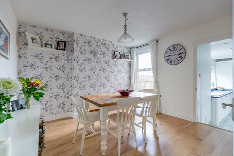 24 Agraria Road, Guildford, GU2 4LE