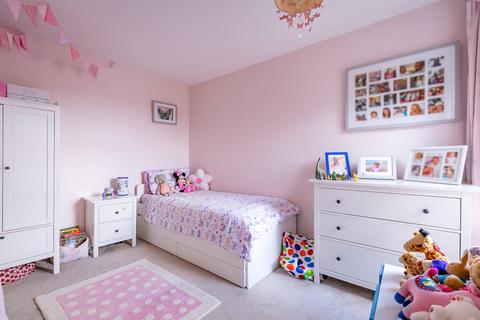 24 Agraria Road, Guildford, GU2 4LE