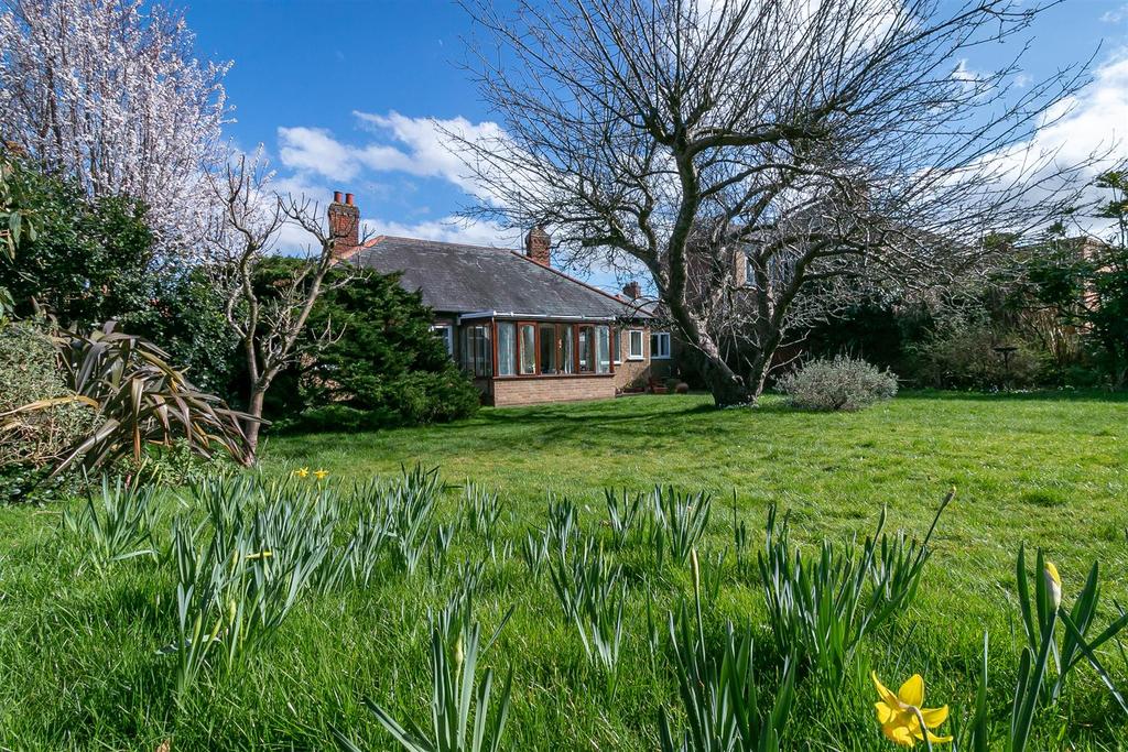 Brampton Park Road, Hitchin 3 bed detached bungalow £650,000