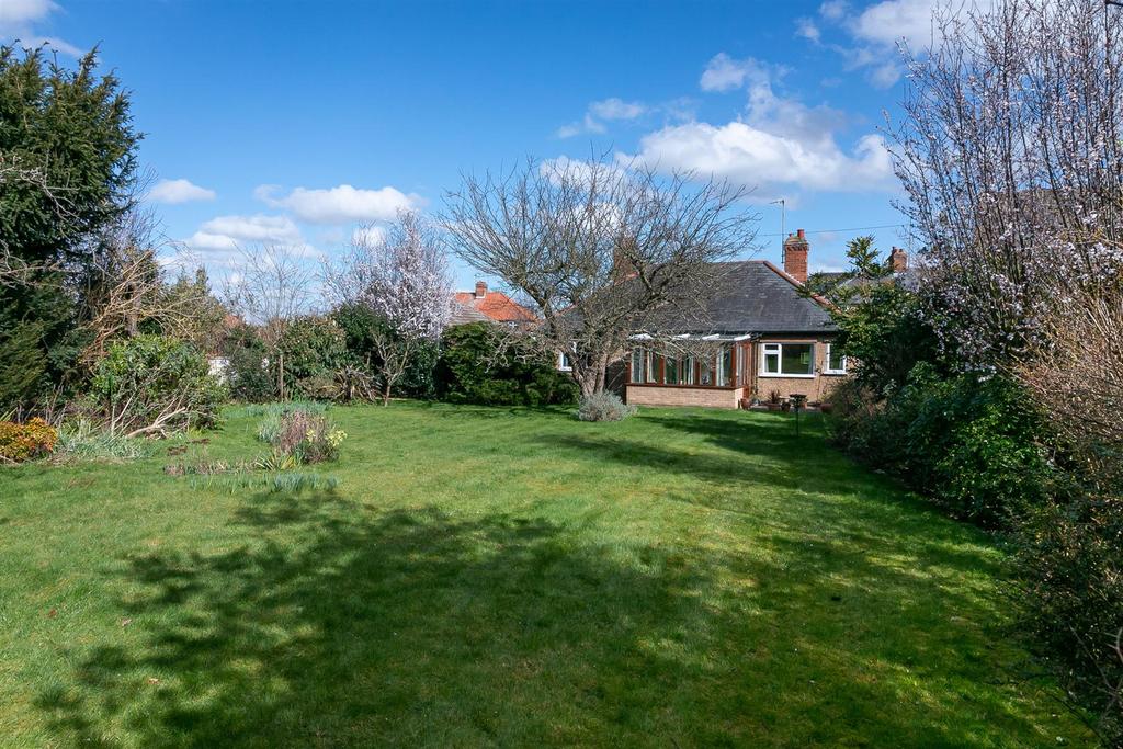 Brampton Park Road, Hitchin 3 bed detached bungalow £650,000