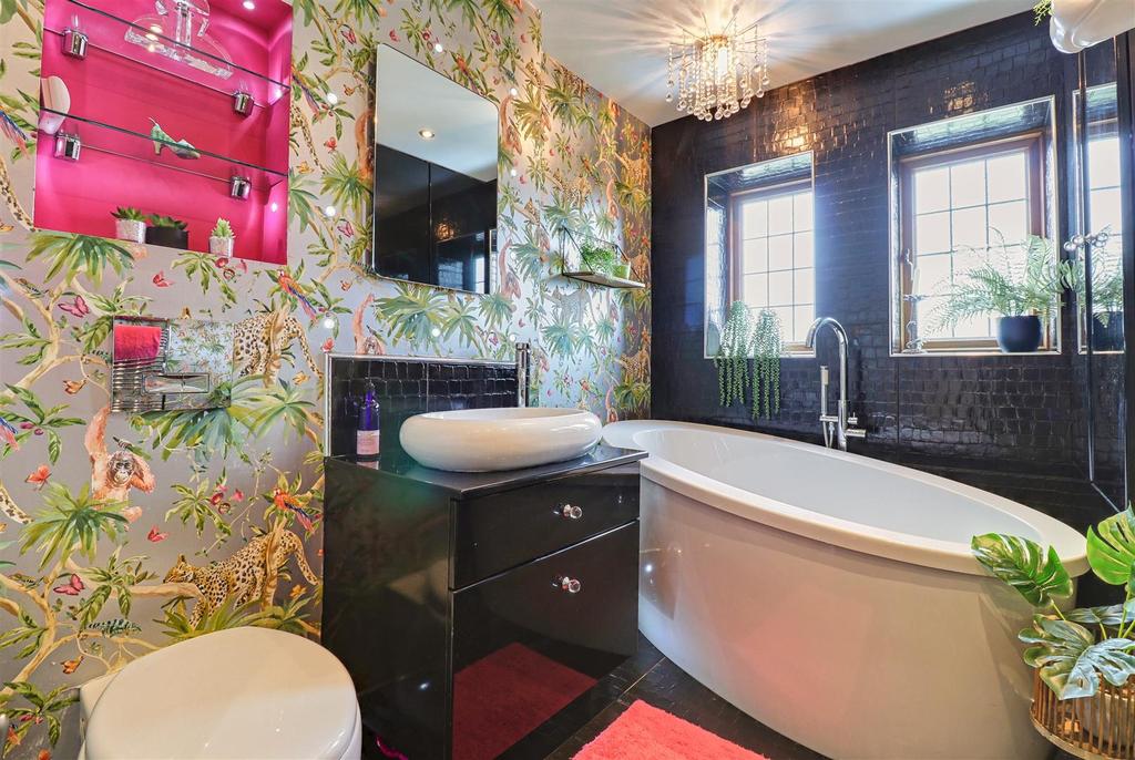 Luxurious house bathroom