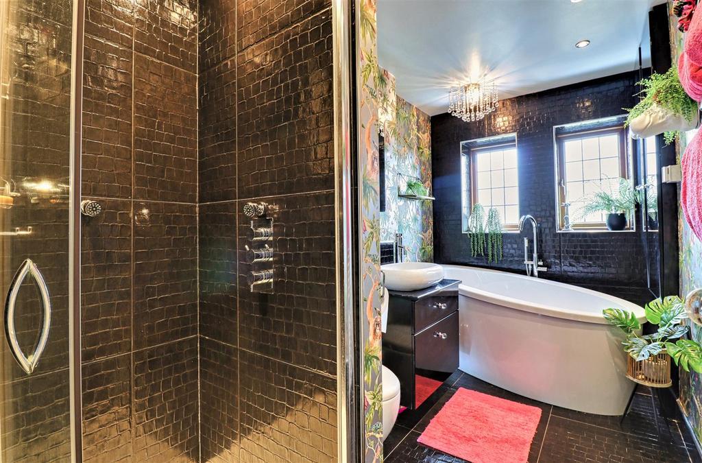 Luxurious house bathroom