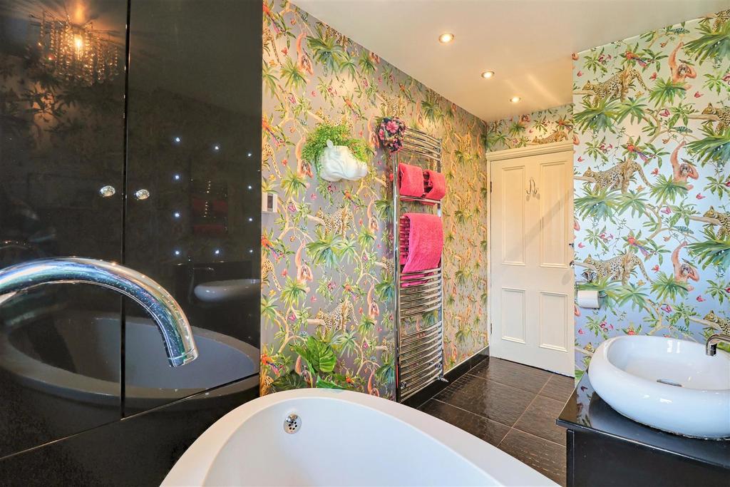 Luxurious house bathroom