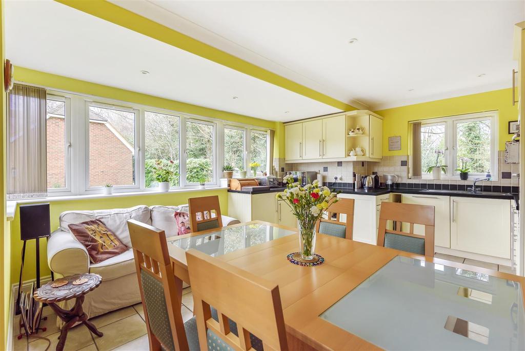 Tunbridge Crescent, Liphook 4 bed detached house £699,000