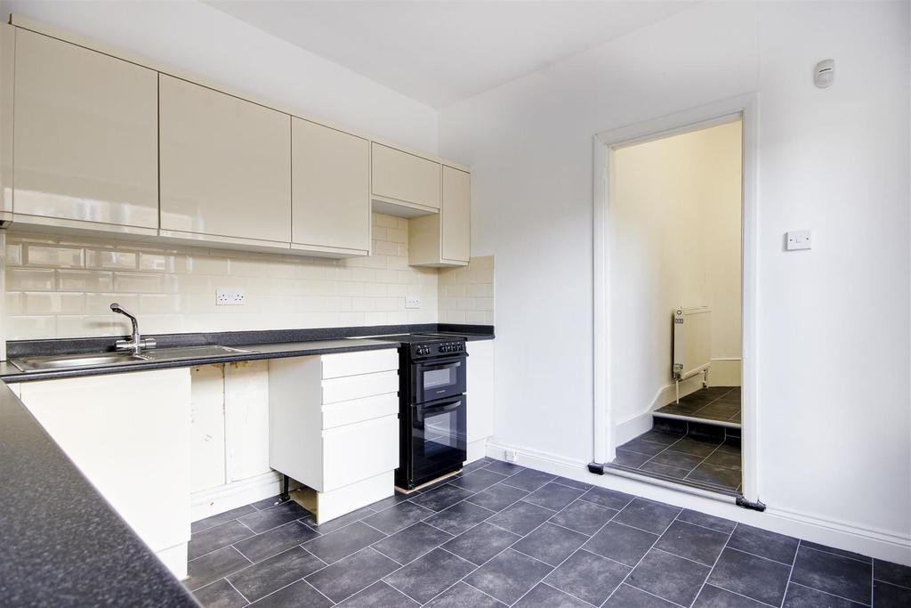 St. Marks Road, Bush Hill Park, Enfield 2 bed flat £1,300 pcm (£300 pw)