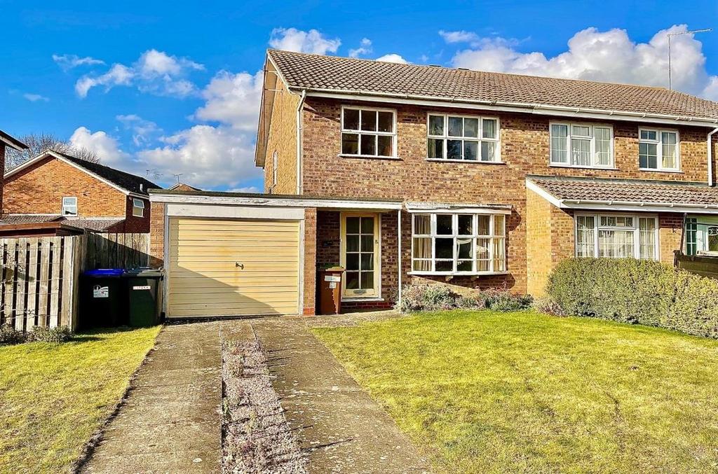 Froxhill Crescent, Brixworth, Northamptonshire, NN6 3 bed semidetached