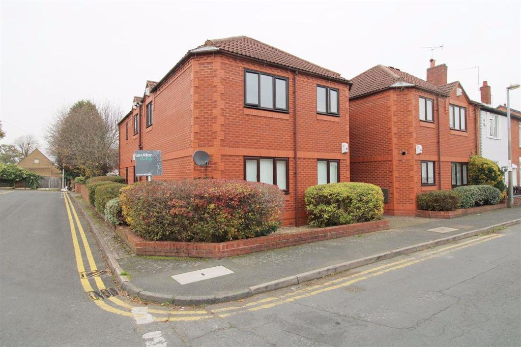 Summer Street, Kingswinford 1 bed apartment £575 pcm (£133 pw)