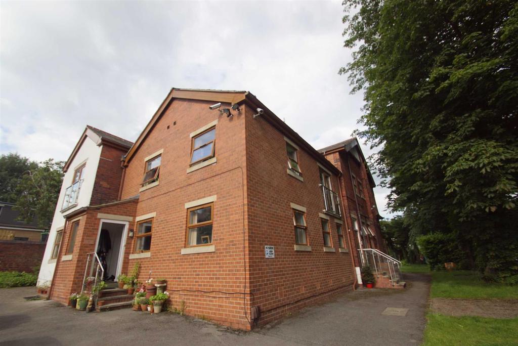 Harrogate Road, Leeds 2 bed flat £745 pcm (£172 pw)