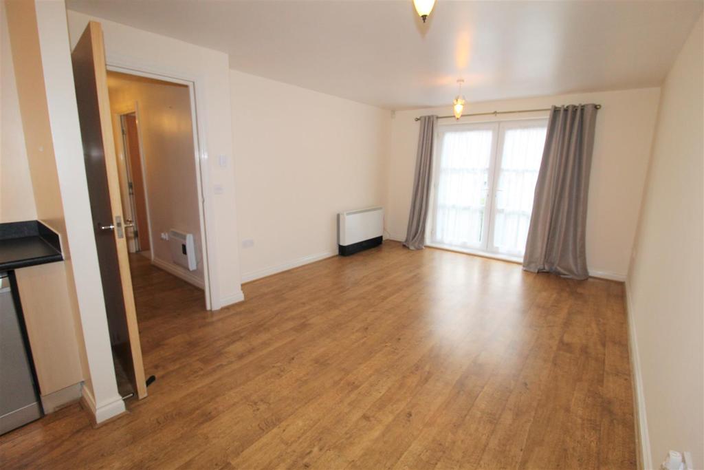 Regent Court, Albert Promenade, Halifax 2 bed apartment £125,000