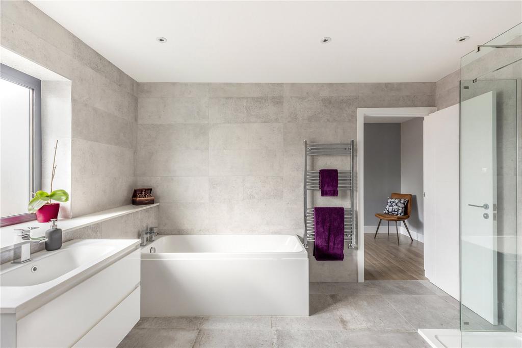 Bed 2/Bed 5 En Suite