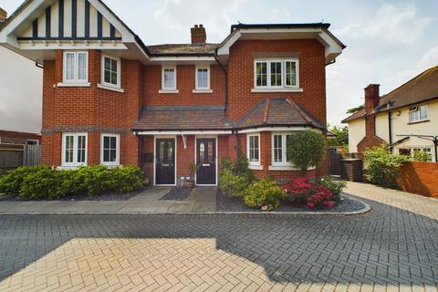 16 Bridge Road, Chertsey, KT16 8JN