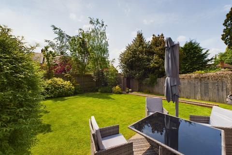 16 Bridge Road, Chertsey, KT16 8JN