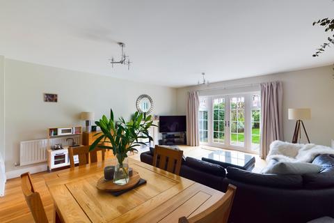 16 Bridge Road, Chertsey, KT16 8JN