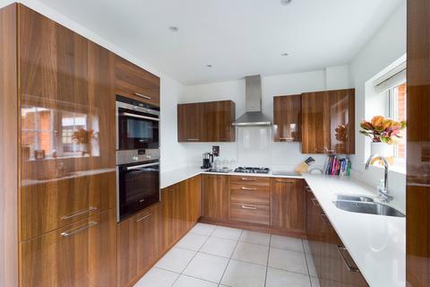 16 Bridge Road, Chertsey, KT16 8JN