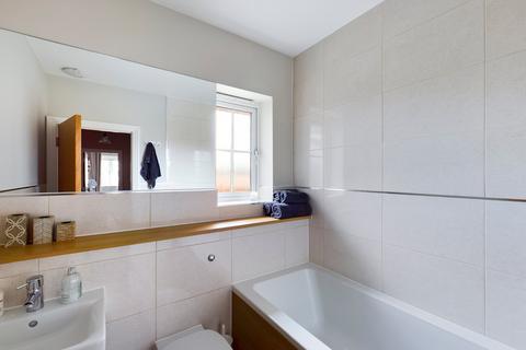 16 Bridge Road, Chertsey, KT16 8JN