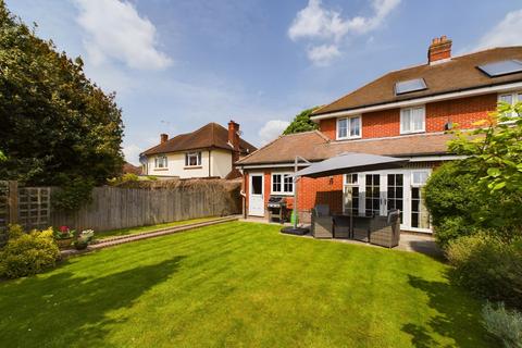 16 Bridge Road, Chertsey, KT16 8JN