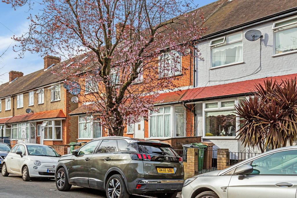 Royston Avenue, Chingford, London, E4 3 bed terraced house £475,000