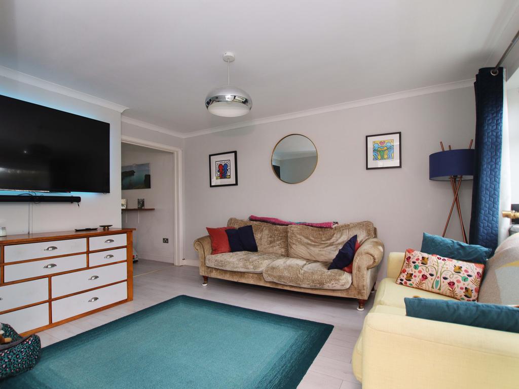 Highdale Close, Llantrisant, CF72 8QE 3 bed semidetached house £278,000