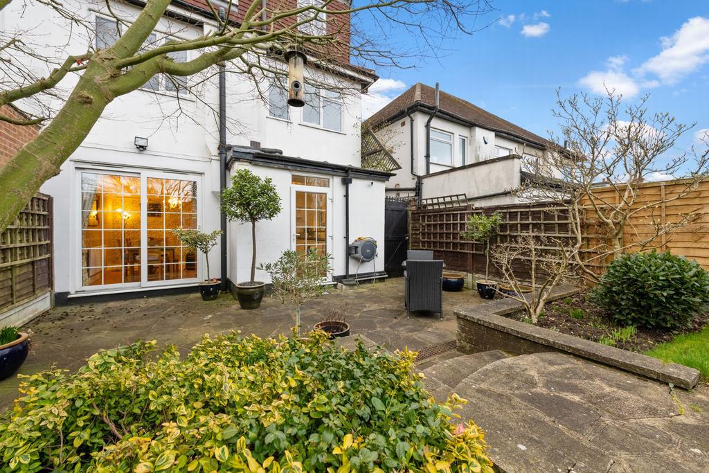 Daws Lane, Mill Hill, NW7 4 bed semidetached house £895,000