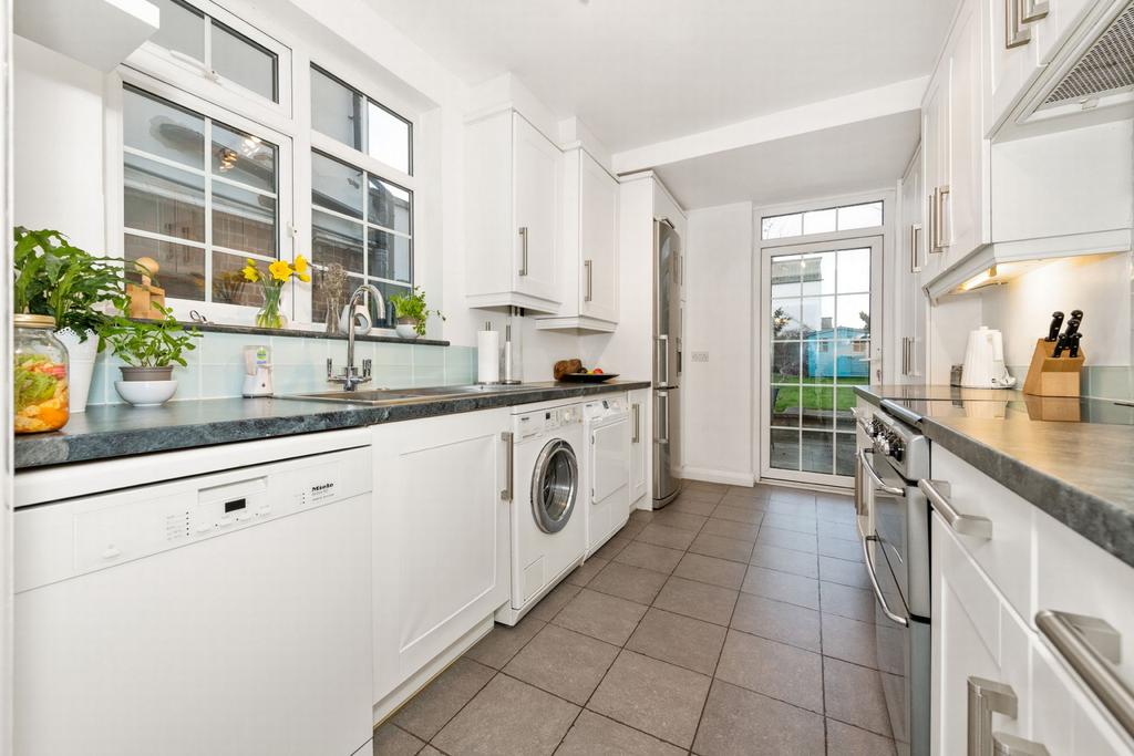 Daws Lane, Mill Hill, NW7 4 bed semidetached house £895,000