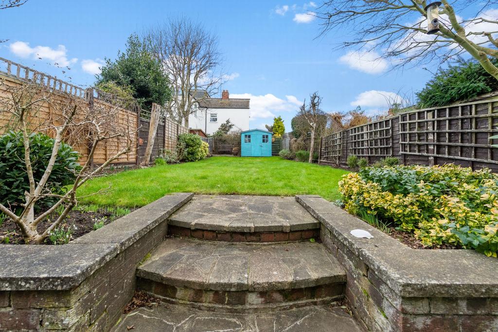 Daws Lane, Mill Hill, NW7 4 bed semidetached house £895,000