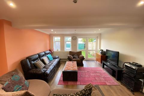 3 Knowle Gardens, West Byfleet, KT14 6EL
