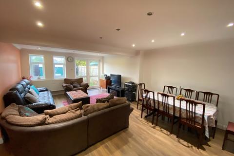 3 Knowle Gardens, West Byfleet, KT14 6EL