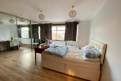 3 Knowle Gardens, West Byfleet, KT14 6EL