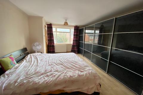 3 Knowle Gardens, West Byfleet, KT14 6EL
