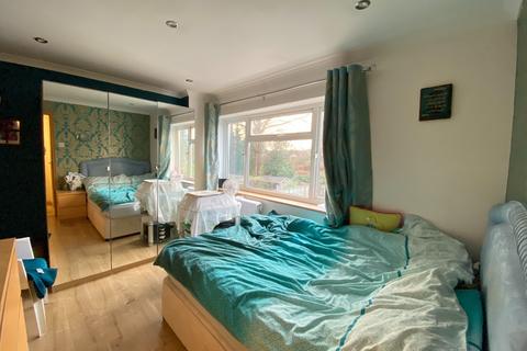 3 Knowle Gardens, West Byfleet, KT14 6EL