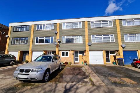 3 Knowle Gardens, West Byfleet, KT14 6EL