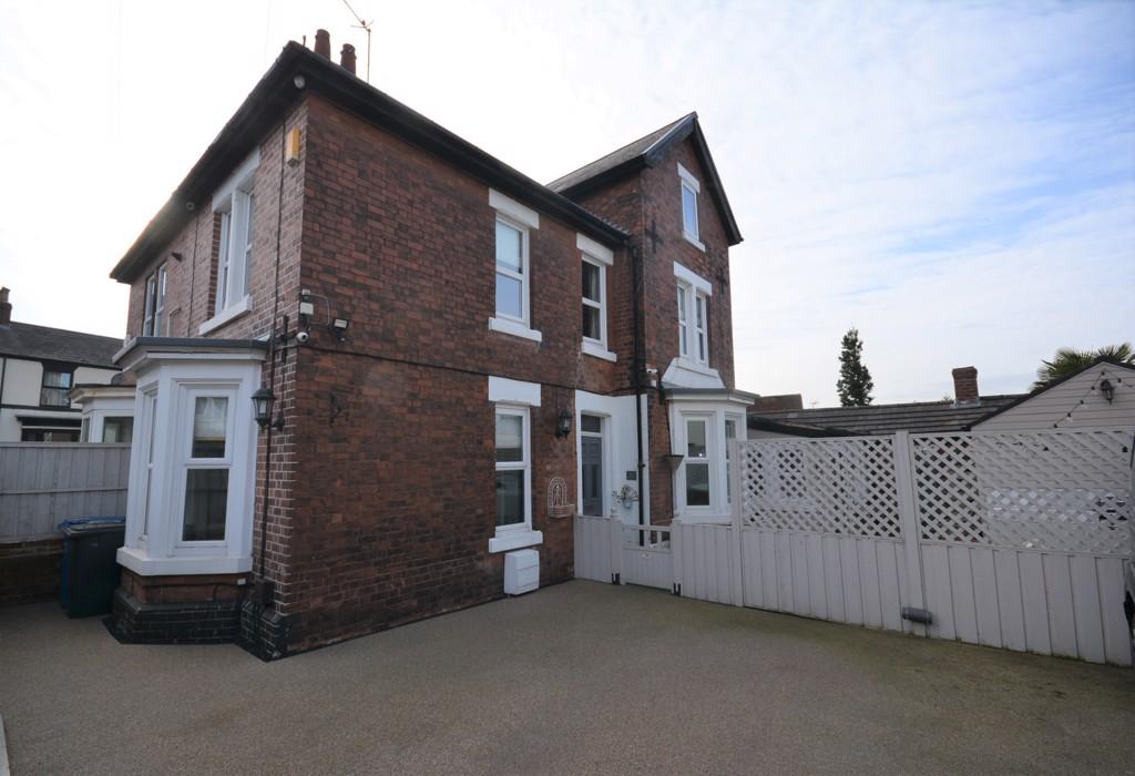 Prospect Road, Old Whittington, Chesterfield, S41 9DE 4 bed semi