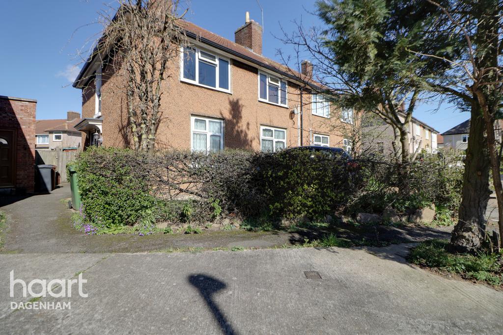 Wren Gardens, Dagenham 1 bed flat £220,000