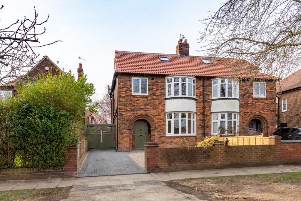81 Burton Stone Lane, York, North Yorkshire. YO30 6BZ 4 bed semi