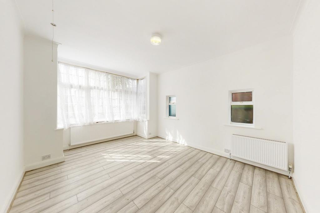 Edgwarebury Lane, London, HA8 4 bed detached house £3,350 pcm (£773 pw)