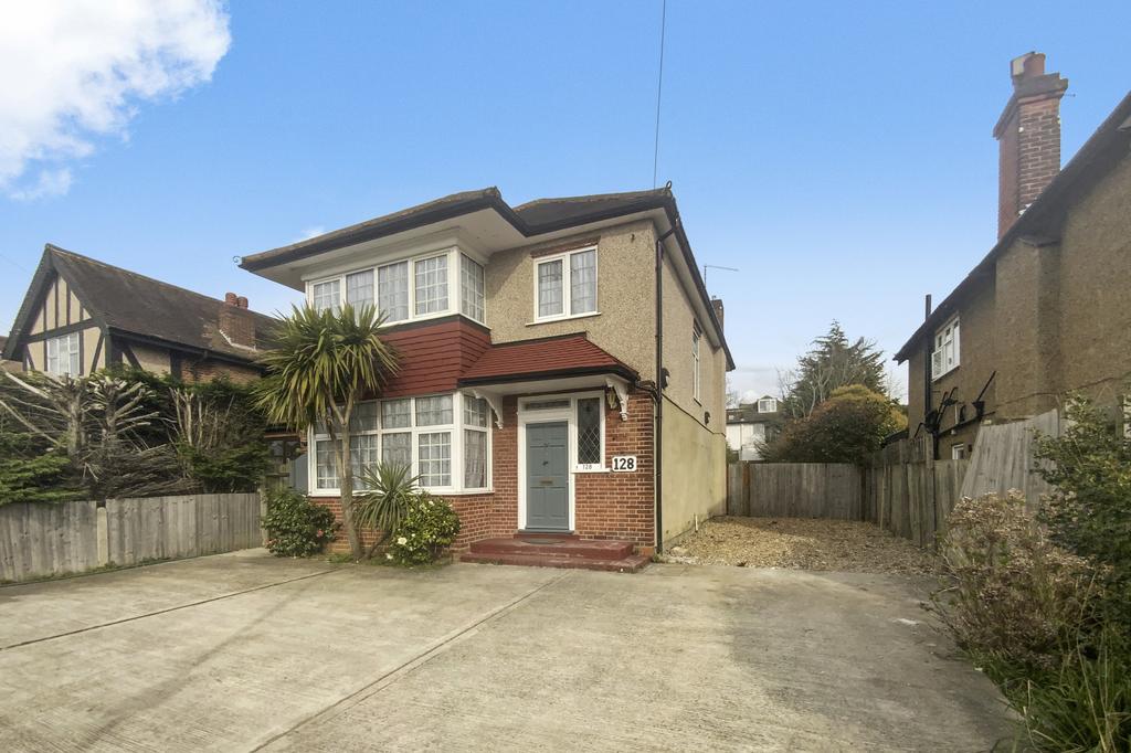 Edgwarebury Lane, London, HA8 4 bed detached house £3,350 pcm (£773 pw)