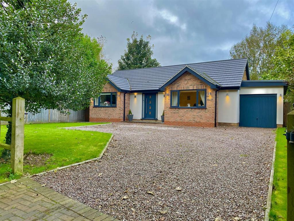 Mill Lane, Oasby, NG32 4 bed semidetached bungalow £400,000