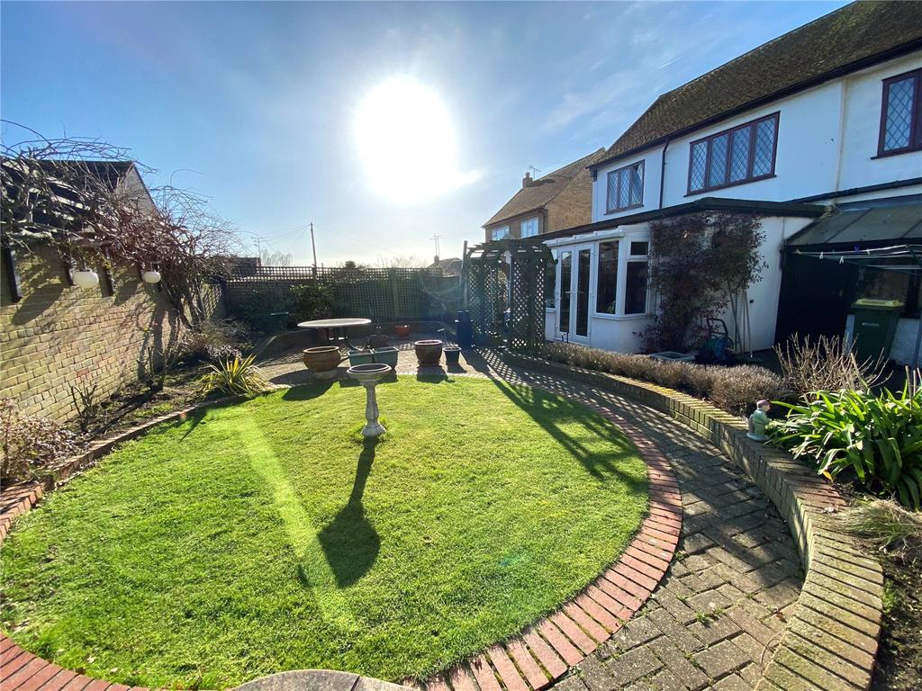 Daws Heath Road, Rayleigh, Essex, SS6 3 bed detached house £600,000