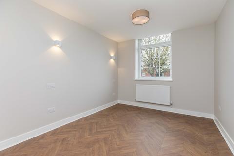 2 bedroom flat to rent, High Street, Shepperton, TW17
