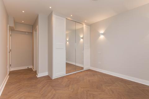 2 bedroom flat to rent, High Street, Shepperton, TW17