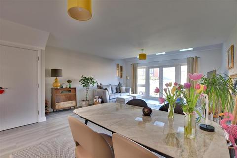 26 Baddlesmere Drive, Kings Hill, West Malling, ME19 4SF