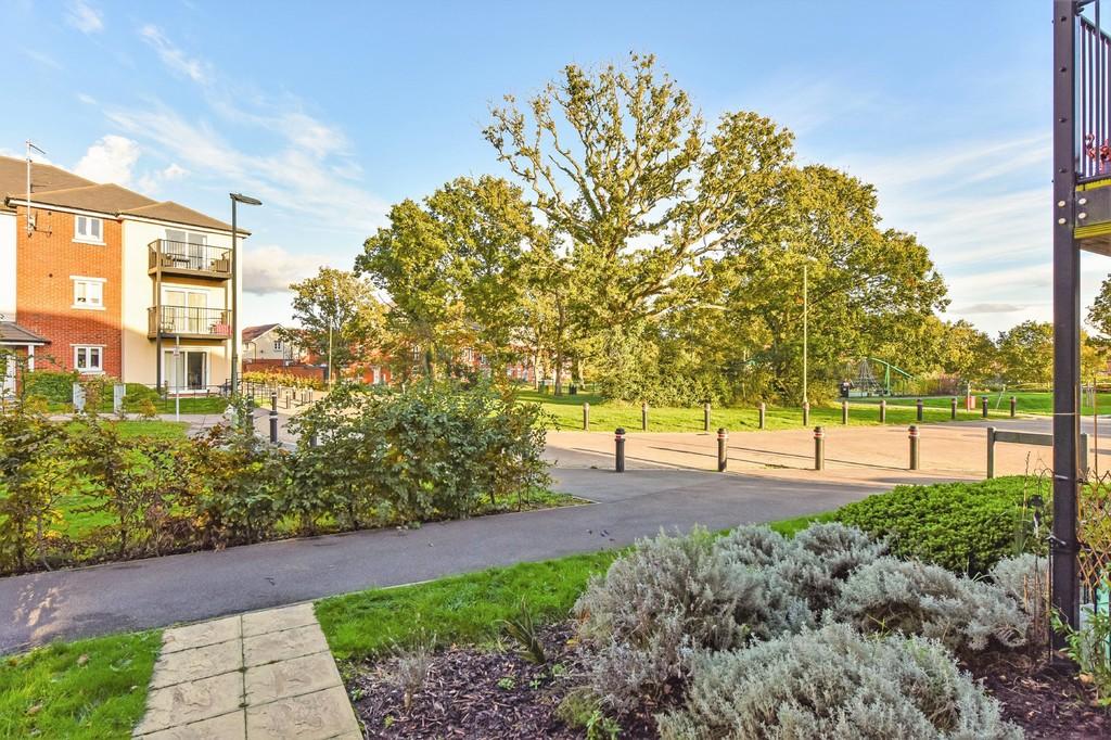 Cavendish Drive, Locks Heath 2 bed apartment £230,000
