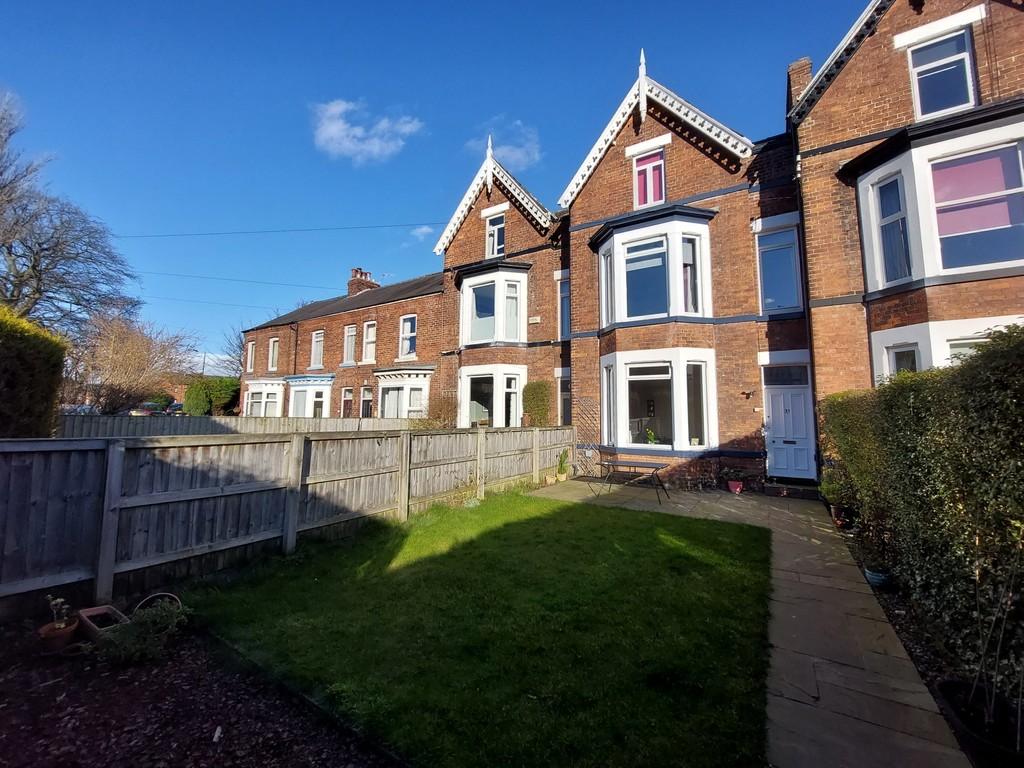 Manor Road, Scarborough 4 bed terraced house £240,000
