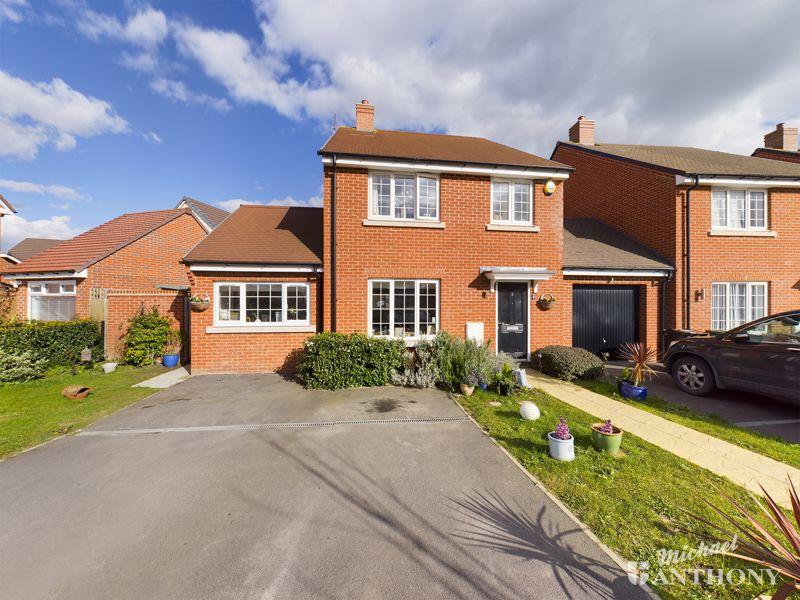 Laxton Road, Aylesbury 4 bed link detached house £450,000