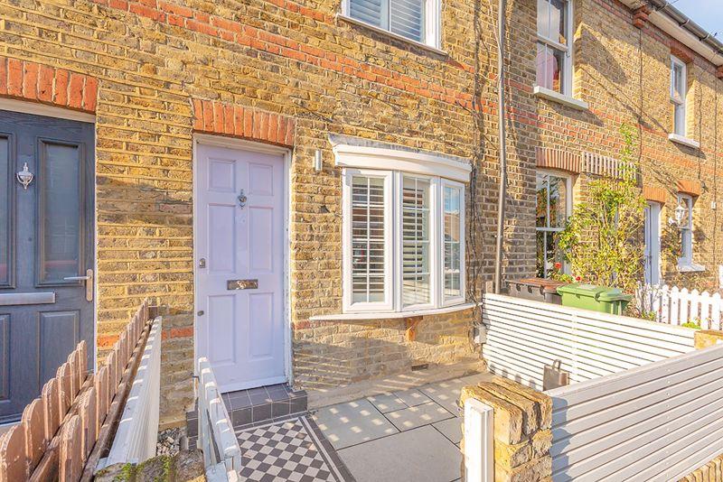 Alexandra Road, Thames Ditton, KT7 4 bed terraced house £2,500 pcm (£