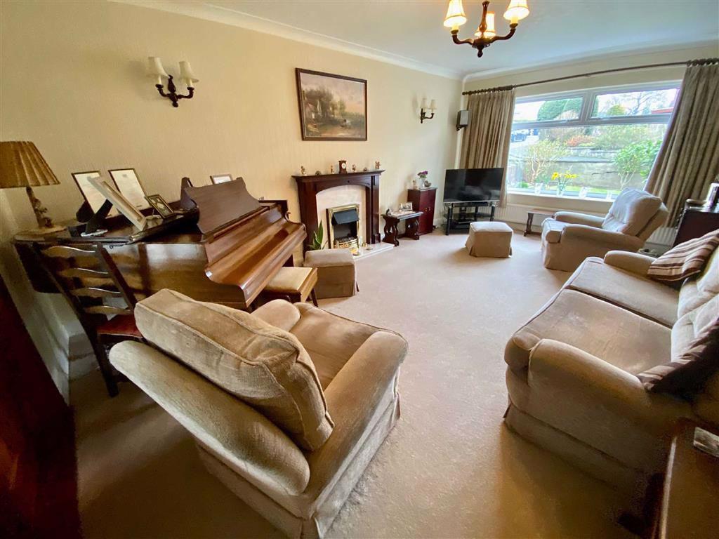 St Marys Avenue, Mirfield, WF14 4 bed detached house £335,000