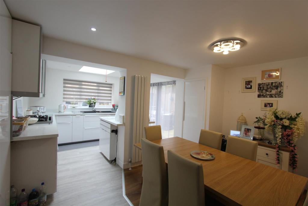 Hugh Price Close, Sittingbourne 3 bed semidetached house £280,000