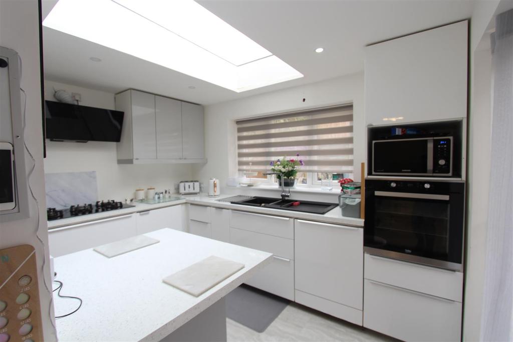 Hugh Price Close, Sittingbourne 3 bed semidetached house £280,000