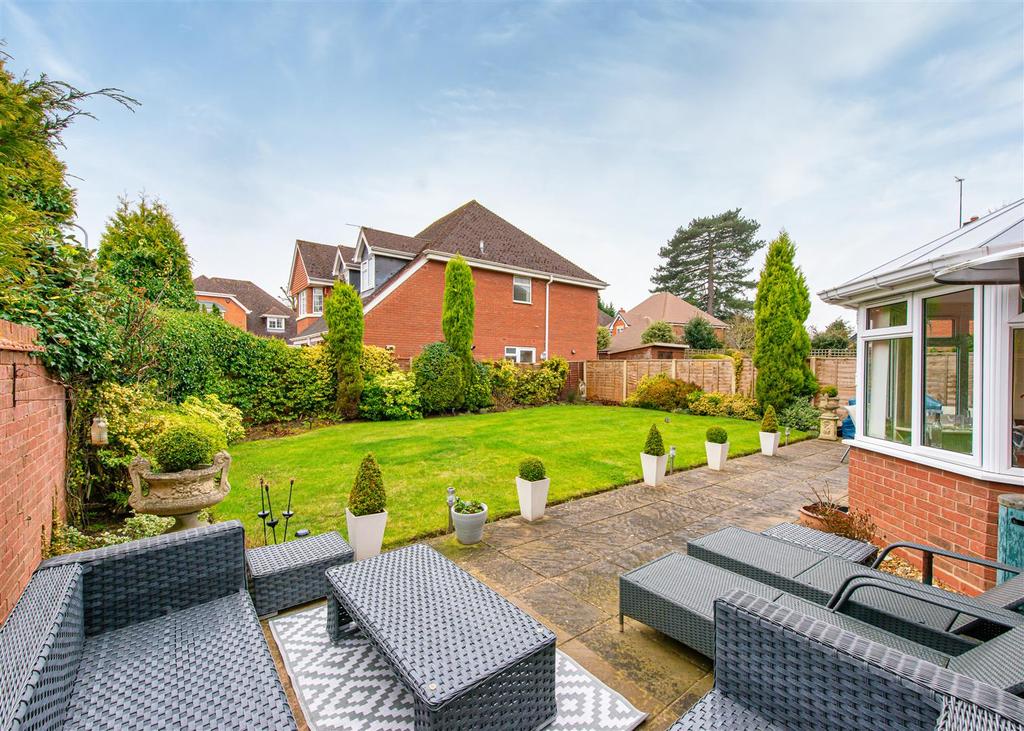 19 Chatsworth Gardens, Tettenhall 4 bed detached house £635,000