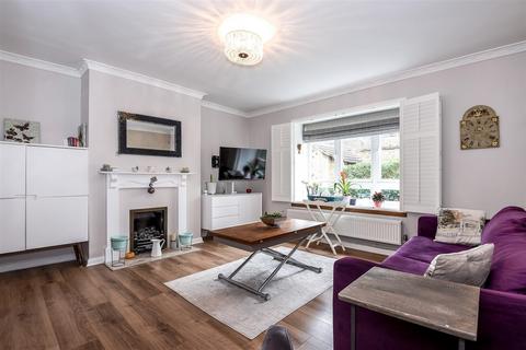 2 bedroom flat to rent, Essex Court, Barnes, SW13